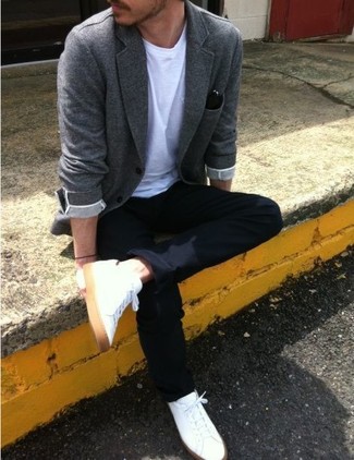 Как носить серый шерстяной пиджак с белыми кожаными низкими кедами мужчине