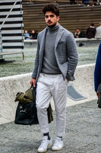 Как носить серый шерстяной пиджак с белыми кожаными низкими кедами мужчине