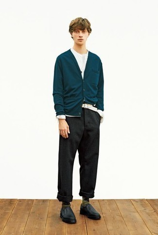 Как носить серые шерстяные брюки чинос с черными кожаными лоферами