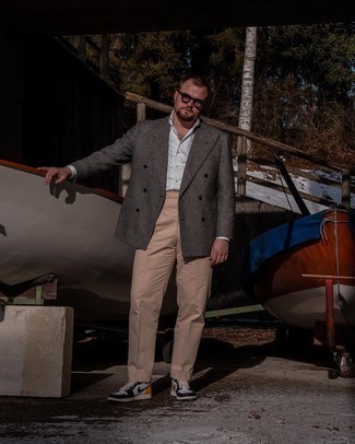 С чем носить серый шерстяной двубортный пиджак мужчине