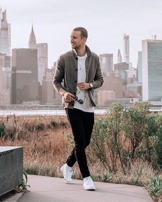 Как носить серую шерстяную куртку-рубашку с черными джинсами мужчине