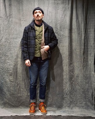 Как носить серую шерстяную куртку-рубашку с темно-синими джинсами мужчине