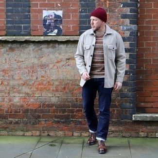 Как носить серую шерстяную куртку-рубашку с темно-синими джинсами мужчине