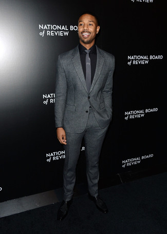 Как носить серый шерстяной костюм с черными кожаными туфлями дерби