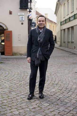 Как носить серый шерстяной костюм с черными кожаными туфлями дерби