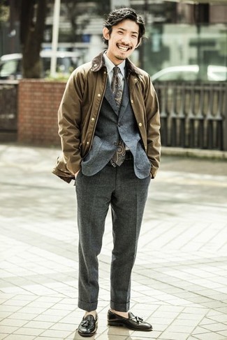 Как носить серый шерстяной костюм с черными кожаными лоферами