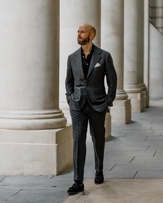 Как носить серый шерстяной костюм с черными замшевыми лоферами