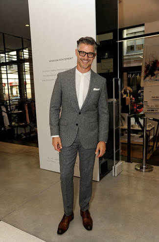 Как носить серый шерстяной костюм с коричневыми кожаными брогами