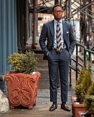 Как носить серый шерстяной костюм с коричневыми кожаными лоферами