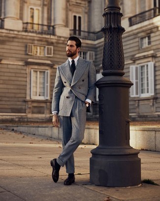 Как носить серый шерстяной костюм с коричневыми кожаными лоферами