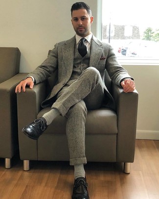 Как носить серый шерстяной костюм-тройку с черными кожаными брогами