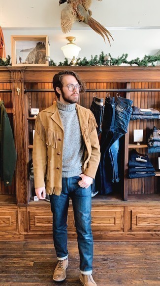 Как носить серую шерстяную водолазку с синими джинсами мужчине