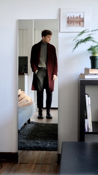 Как носить серую шерстяную водолазку с темно-серыми брюками чинос