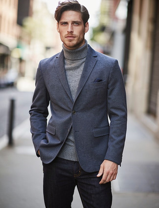 Как носить серую шерстяную водолазку с темно-серыми джинсами мужчине