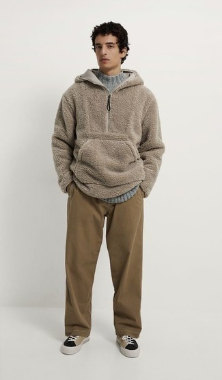 Как носить серую шерстяную водолазку с темно-коричневыми брюками чинос