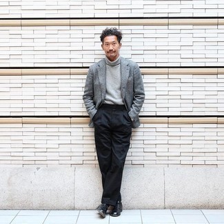 Как носить серую шерстяную водолазку с серым шерстяным пиджаком мужчине