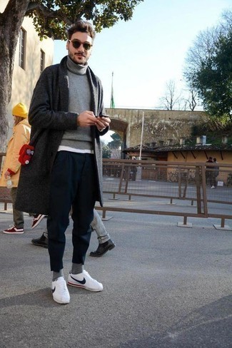 Как носить серую шерстяную водолазку с темно-синими брюками чинос