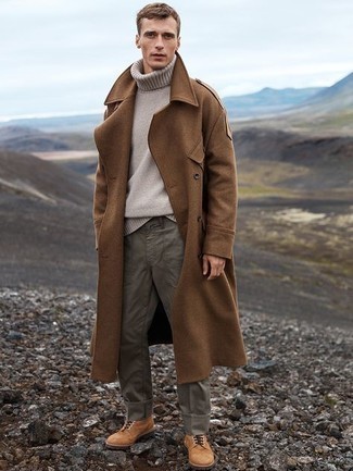 Как носить серую шерстяную водолазку с оливковыми брюками чинос