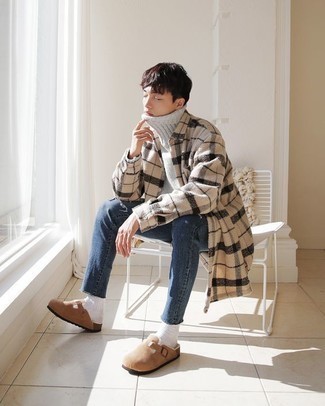 Как носить серую шерстяную водолазку с светло-коричневыми замшевыми лоферами мужчине