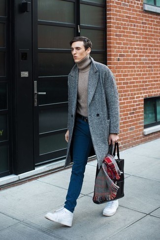 Как носить серую шерстяную водолазку с белыми высокими кедами из плотной ткани мужчине