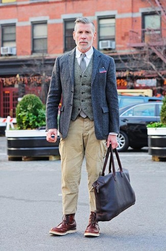 Как носить серый шерстяной жилет с светло-коричневыми брюками карго