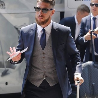 Как носить серый шерстяной жилет с темно-синим пиджаком