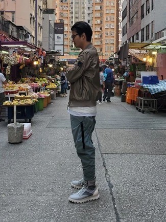 Какие футболки с круглым вырезом носить с серыми рабочими ботинками мужчине