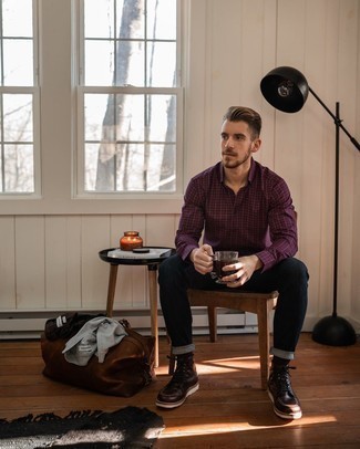 Какие джинсы носить с серым свитером с воротником на молнии мужчине