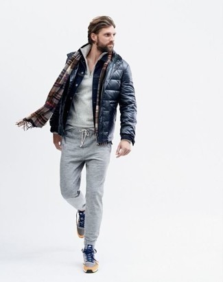 С чем носить серый свитер с воротником на молнии мужчине