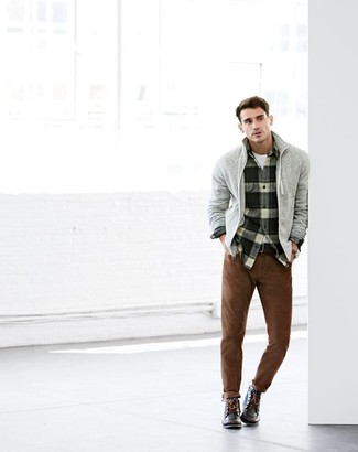 Какие брюки чинос носить с серым свитером на молнии