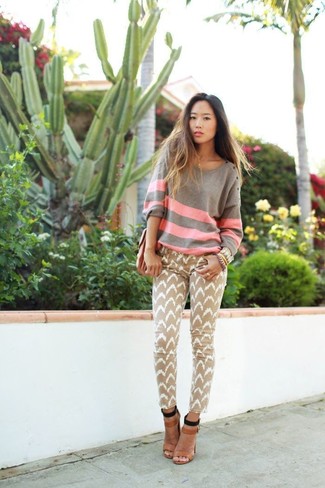 Как носить босоножки на каблуке с свободным свитером