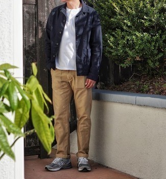 Как носить футболку на пуговицах с кроссовками мужчине