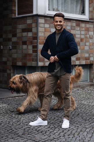 Как носить футболку на пуговицах с пиджаком мужчине