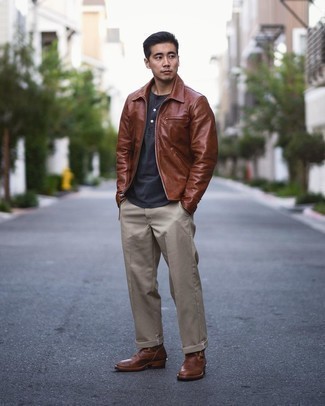 С чем носить футболку на пуговицах мужчине