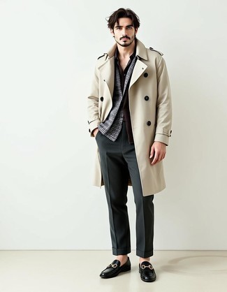 С чем носить футболку на пуговицах мужчине