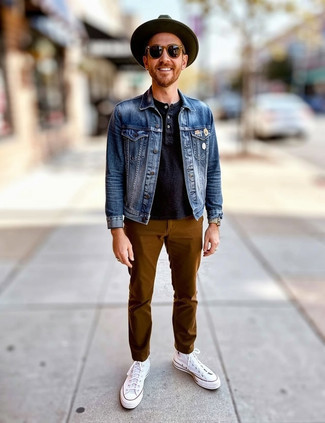 С чем носить футболку на пуговицах мужчине