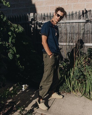 С чем носить футболку на пуговицах мужчине