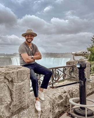 С чем носить футболку на пуговицах мужчине