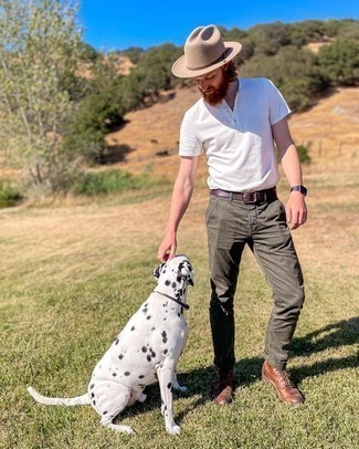 С чем носить футболку на пуговицах мужчине