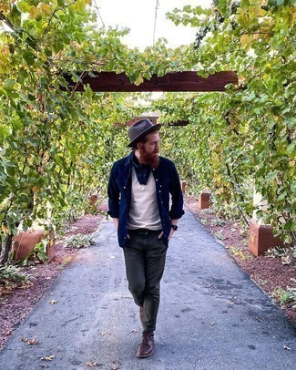 С чем носить футболку на пуговицах мужчине