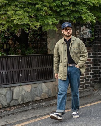 С чем носить футболку на пуговицах мужчине