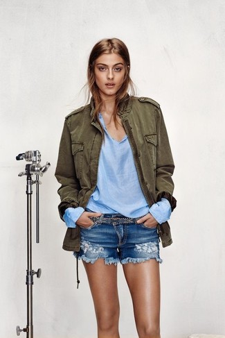 Как носить футболку на пуговицах с шортами женщине