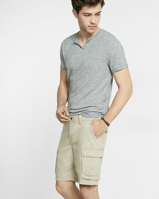 Как носить футболку на пуговицах с шортами мужчине