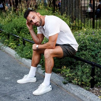 Как носить футболку на пуговицах с шортами мужчине