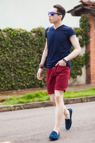 Как носить футболку на пуговицах с шортами мужчине