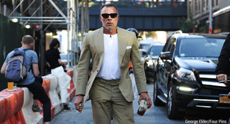 Как носить футболку на пуговицах с костюмом