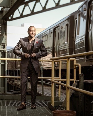 Как носить футболку на пуговицах с костюмом