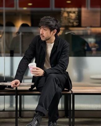 Как носить футболку на пуговицах с костюмом