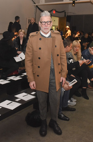 С чем носить шерстяные брюки с узором "в ёлочку" мужчине