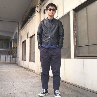 Как носить высокие кеды с бомбером мужчине